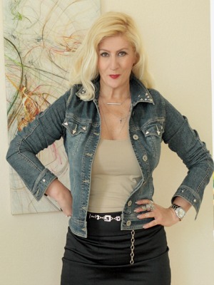 Bonjour, Blogger! Bonjour, Blogger! : Dana image 2